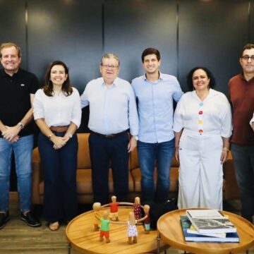 João Azevêdo apresenta nominata para a Câmara ao presidente nacional do PSB