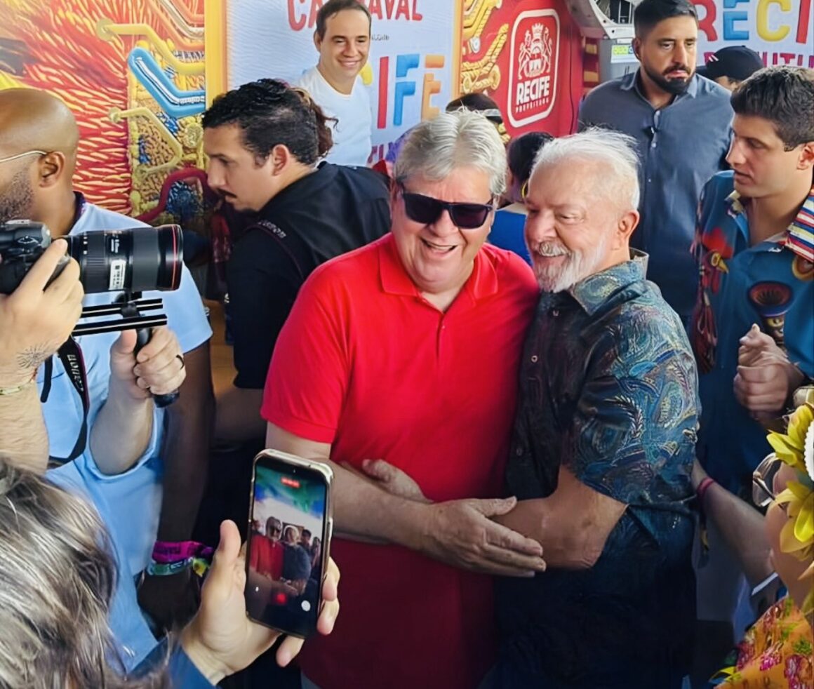 Sábado de Carnaval de João Azevêdo é ao lado de Lula em Recife