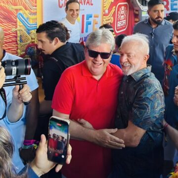 Sábado de Carnaval de João Azevêdo é ao lado de Lula em Recife