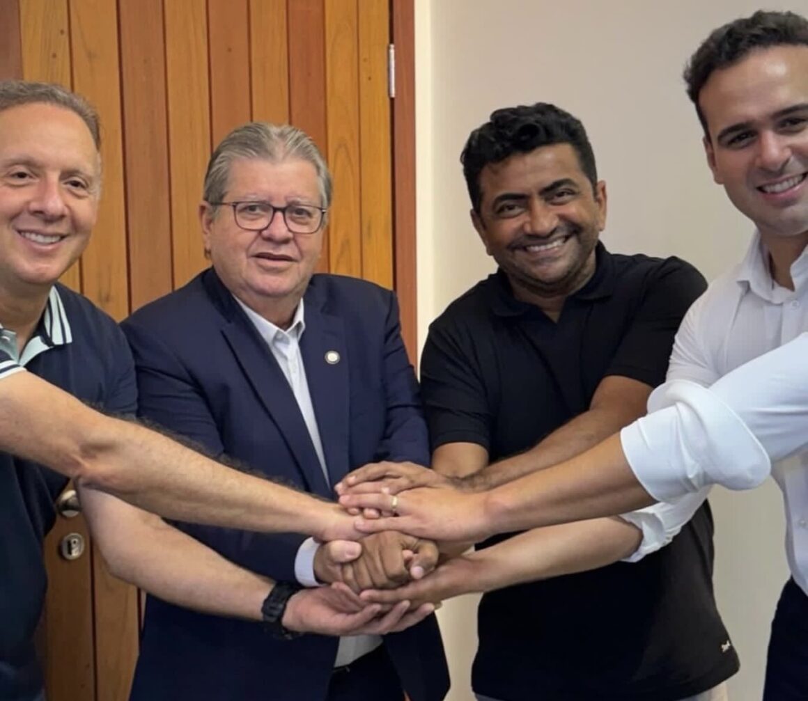 Mô Lima solta a mão de Cícero e  decide segurar a de Lucas Ribeiro