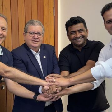 Mô Lima solta a mão de Cícero e  decide segurar a de Lucas Ribeiro