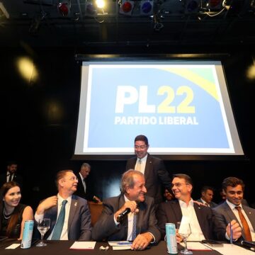 Anotações de Flávio Bolsonaro colocam Efraim Filho já no PL