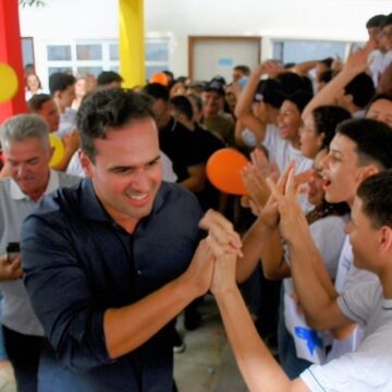 Lucas entrega escola em Araçagi, entrega ações em Itapororoca e vai a Curral de Cima