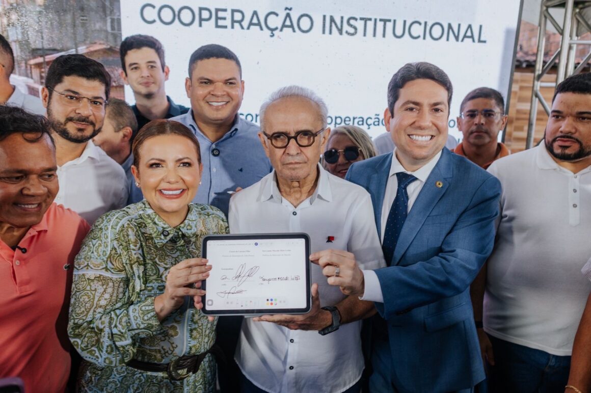 Tacyana Leitão e Cícero Lucena assinam convênio para reforma da Ponte do Baralho, em Bayeux