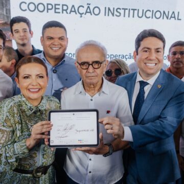 Tacyana Leitão e Cícero Lucena assinam convênio para reforma da Ponte do Baralho, em Bayeux