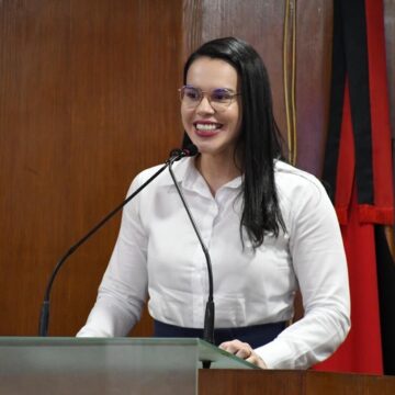 Rafaela Camaraense recebe homenagem da CMJP pela atuação como gestora pública