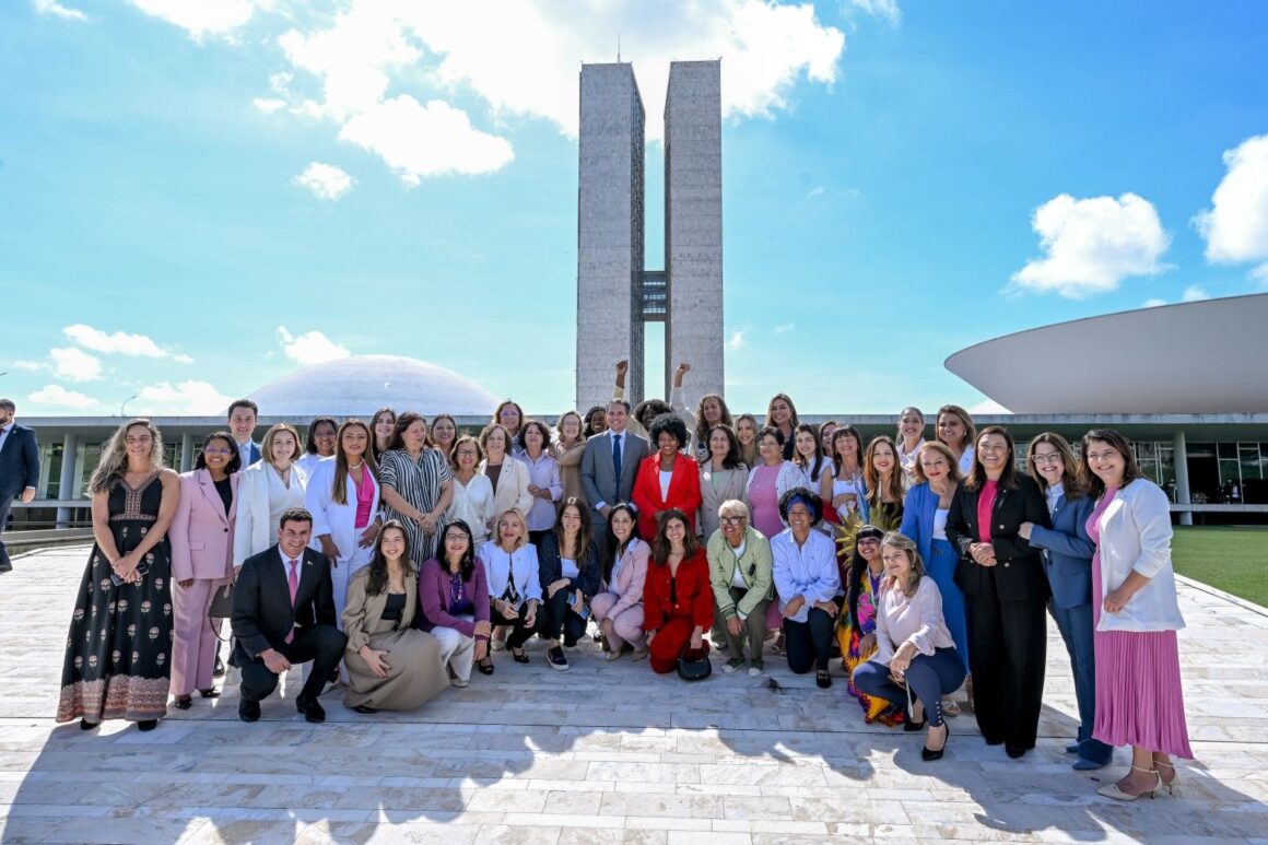 Deputado Hugo Motta alinha pauta de março com bancada feminina
