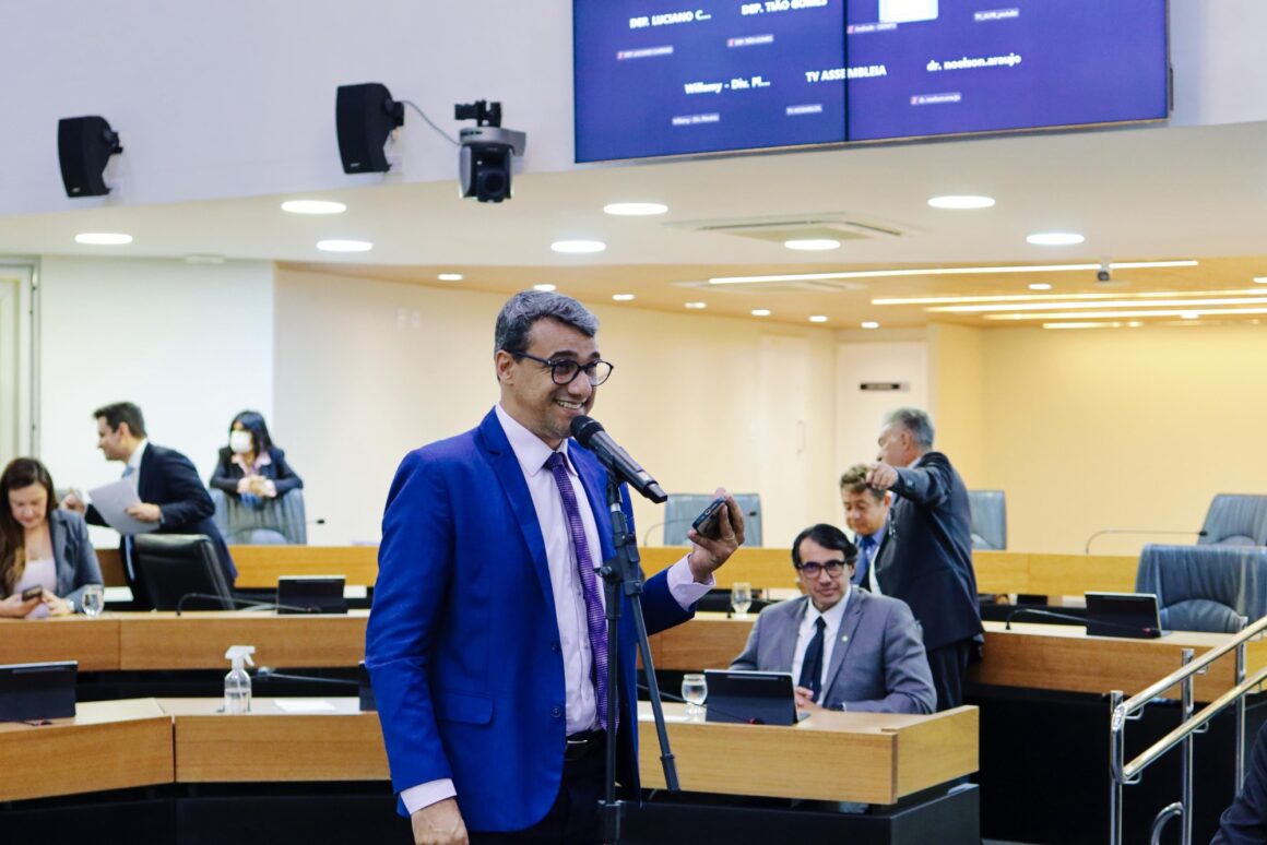 Com convites à mão, deputado Chió faz conta antes de decidir partido