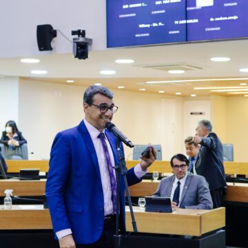 Com convites à mão, deputado Chió faz conta antes de decidir partido