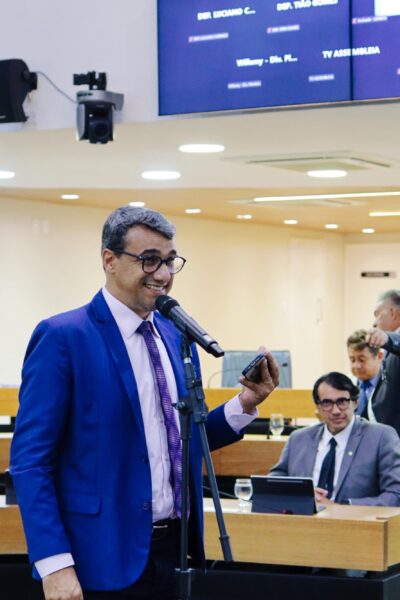 Com convites à mão, deputado Chió faz conta antes de decidir partido