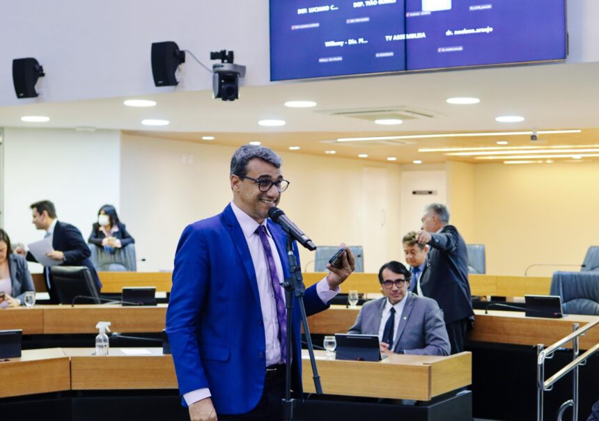 Com convites à mão, deputado Chió faz conta antes de decidir partido