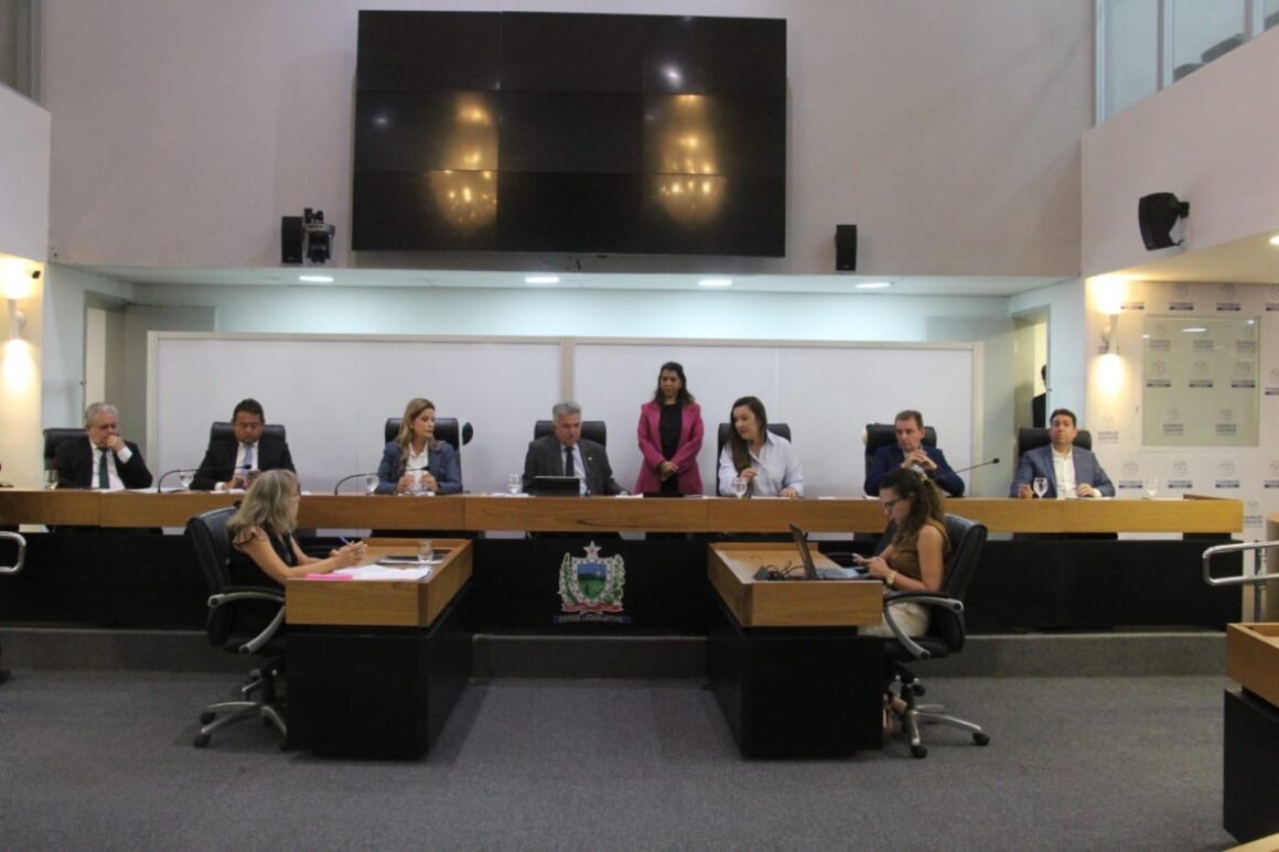 ef407d8c-2d2a-4629-a487-6aad6cc40f4f.jpg Sem surpresas: CCJ da Assembleia aprova nomes de Taciano Diniz e Deusdete Queiroga para o TCE