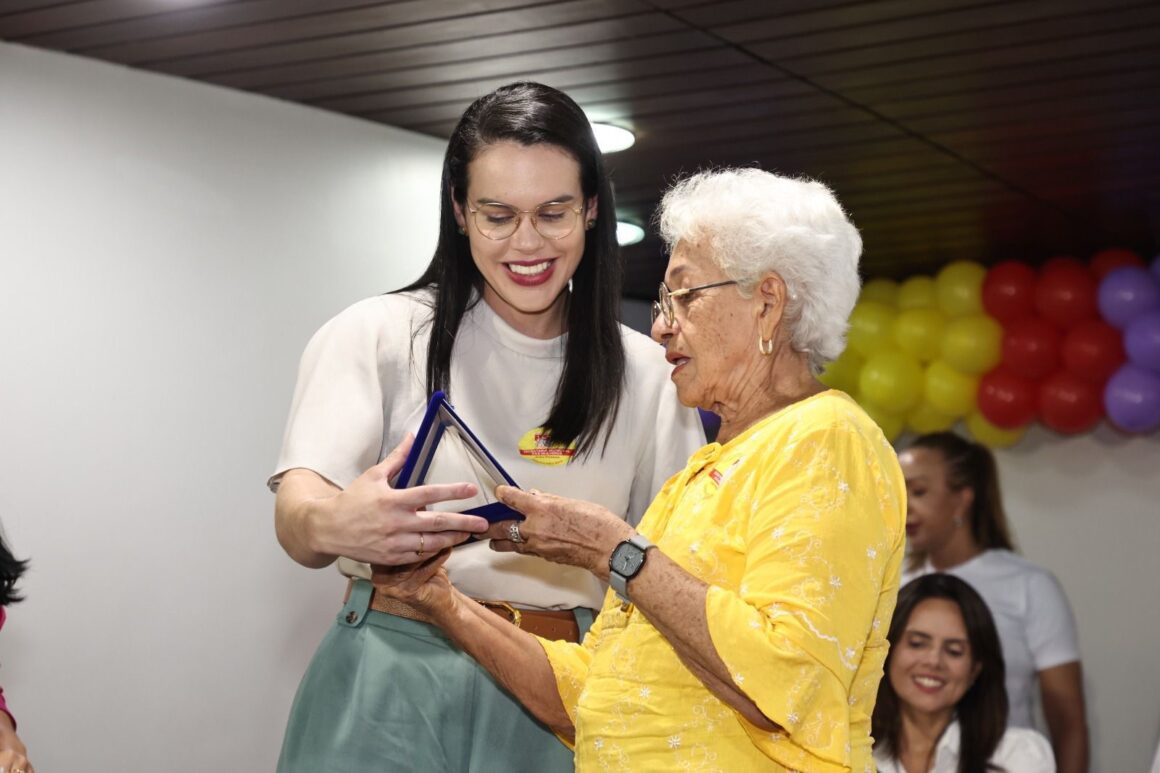 Em plenária do PSB, Rafaela Camaraense defende políticas de combate ao feminicídio e mais mulheres na política