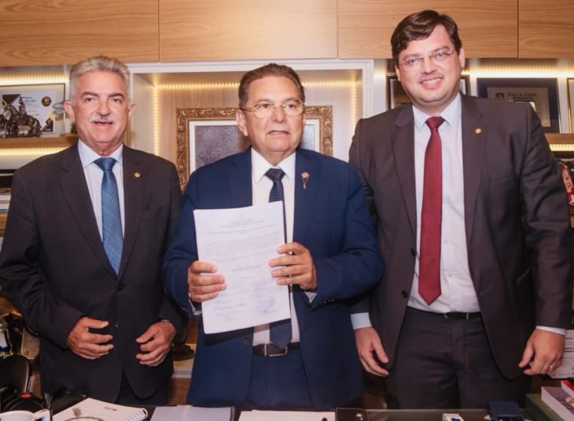 Taciano Diniz entrega a Galdino inscrição para vaga de conselheiro