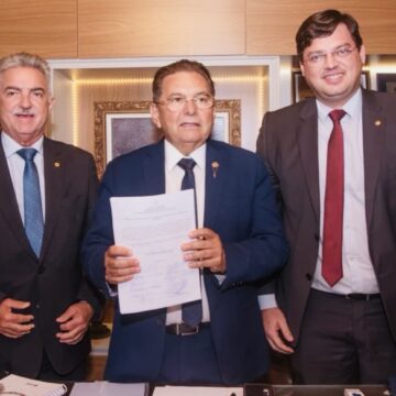 Taciano Diniz entrega a Galdino inscrição para vaga de conselheiro