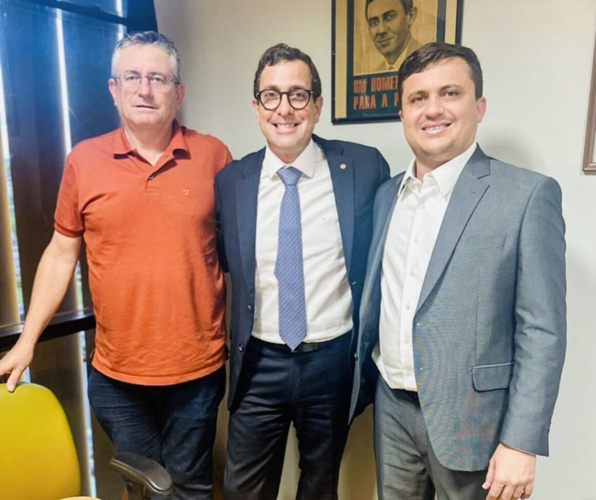 Gervásio Maia se articula no PCdoB para filiação dele e de mais três