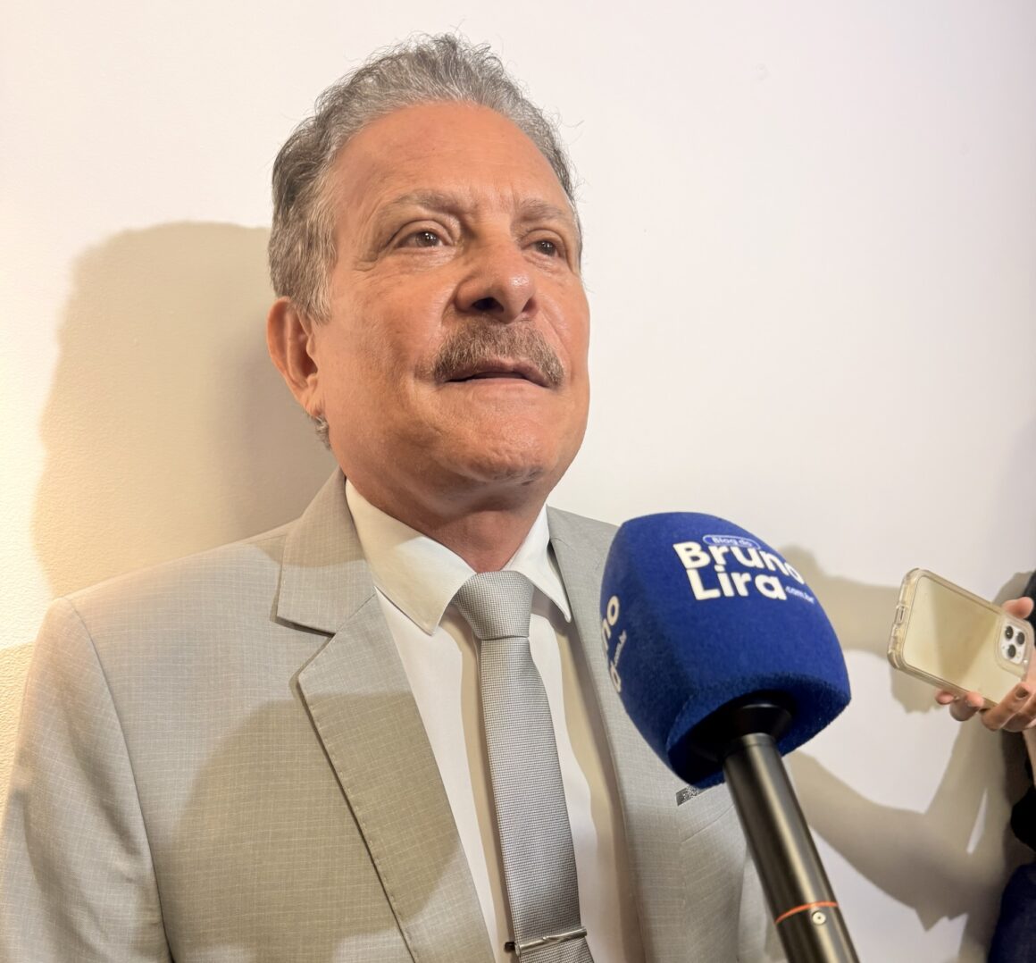 Com 8 mandatos, Tião se “aposentará” da AL, mas disputa à Câmara está no radar.