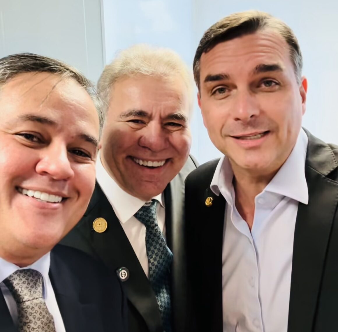 Efraim reforça convite a Flávio Bolsonaro, que confirma vinda à Paraíba