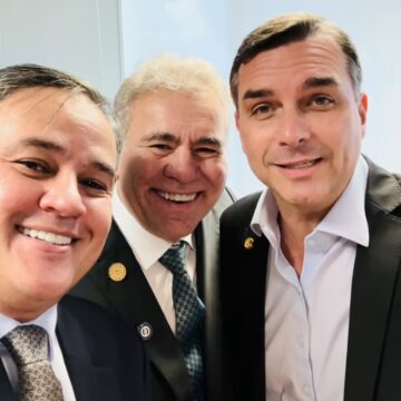 Efraim reforça convite a Flávio Bolsonaro, que confirma vinda à Paraíba