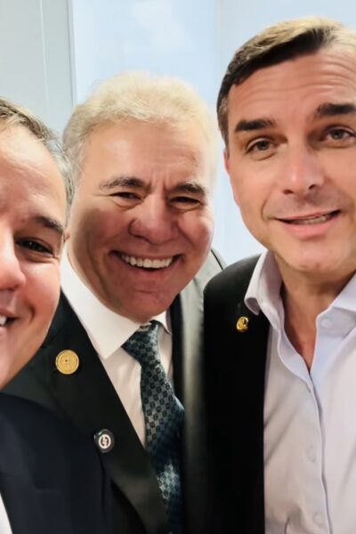 Efraim reforça convite a Flávio Bolsonaro, que confirma vinda à Paraíba