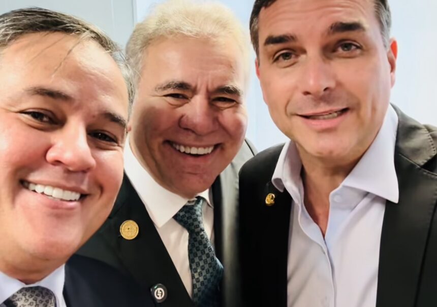 Efraim reforça convite a Flávio Bolsonaro, que confirma vinda à Paraíba