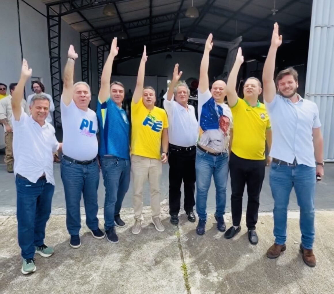 img_8593.jpg Flávio Bolsonaro chega à Paraíba para prestigiar Efraim Filho