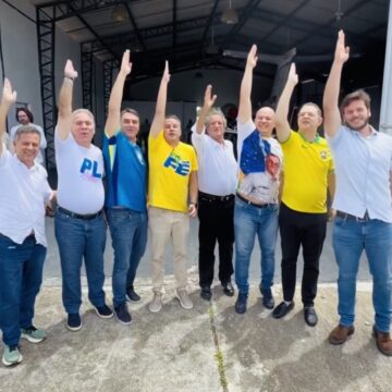 Flávio Bolsonaro chega à Paraíba para prestigiar Efraim Filho