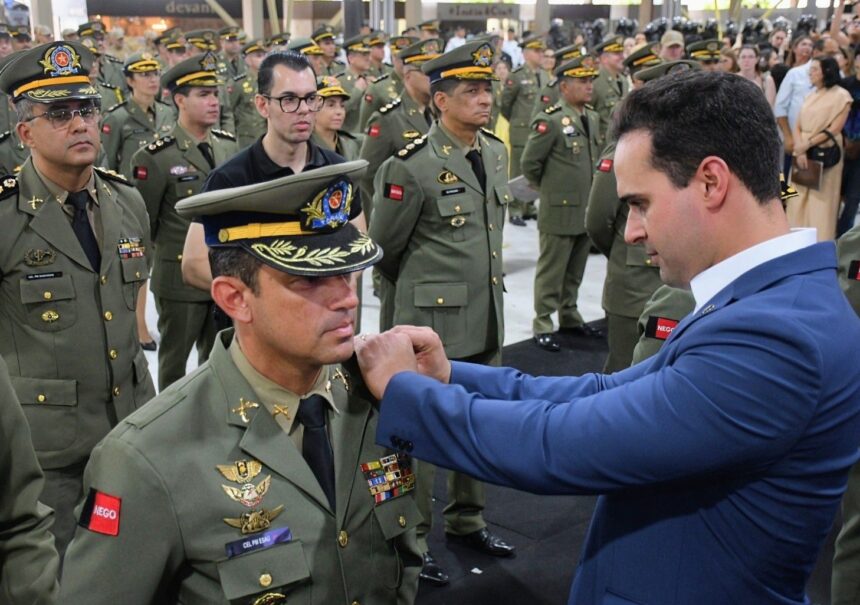 Governador Lucas Ribeiro entrega atos promocionais a oficiais da PM