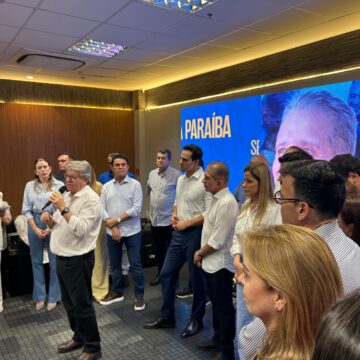 João Azevêdo trabalha para quebrar tabu e garantir chapa inteira eleita