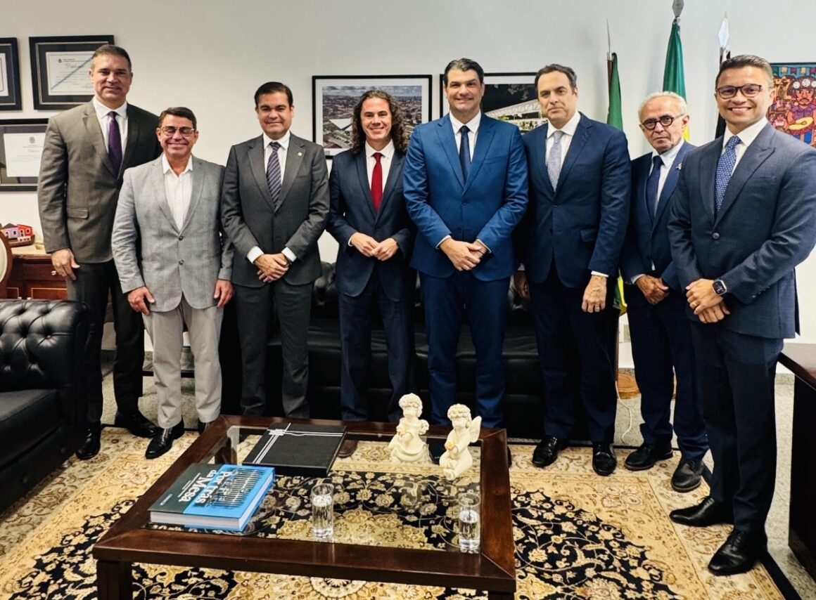 Dinho acompanha Leo Bezerra em agendas para busca de convênios em Brasília