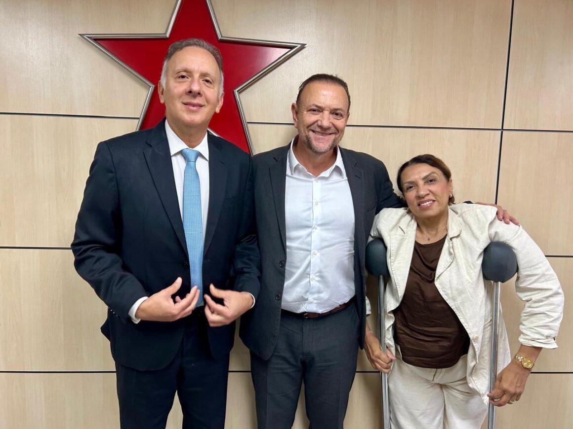 Presidente nacional do PT, Cida Ramos e Aguinaldo sentam à mesa