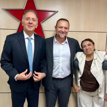 Presidente nacional do PT, Cida Ramos e Aguinaldo sentam à mesa