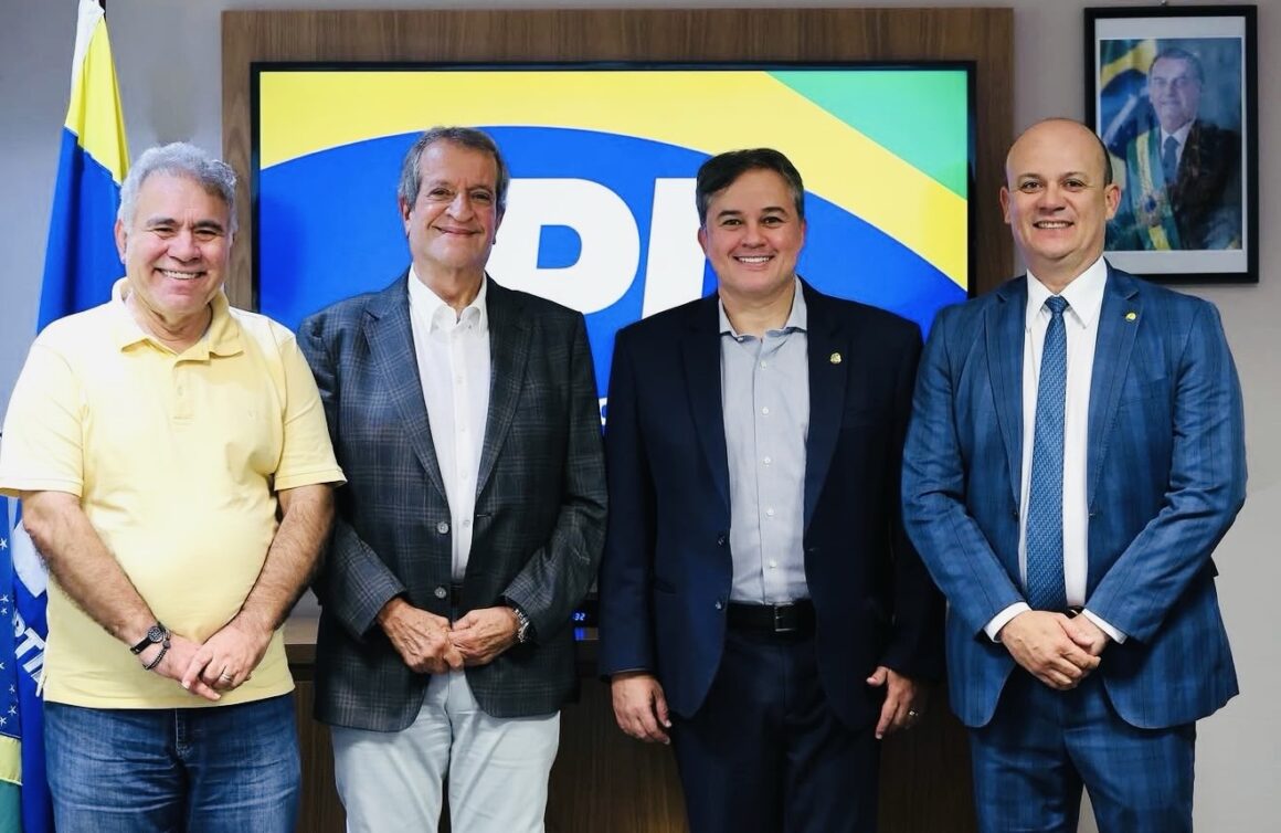 Efraim Filho assume o PL-PB, organiza palanque de Bolsonaro e corre para estar no 2º turno