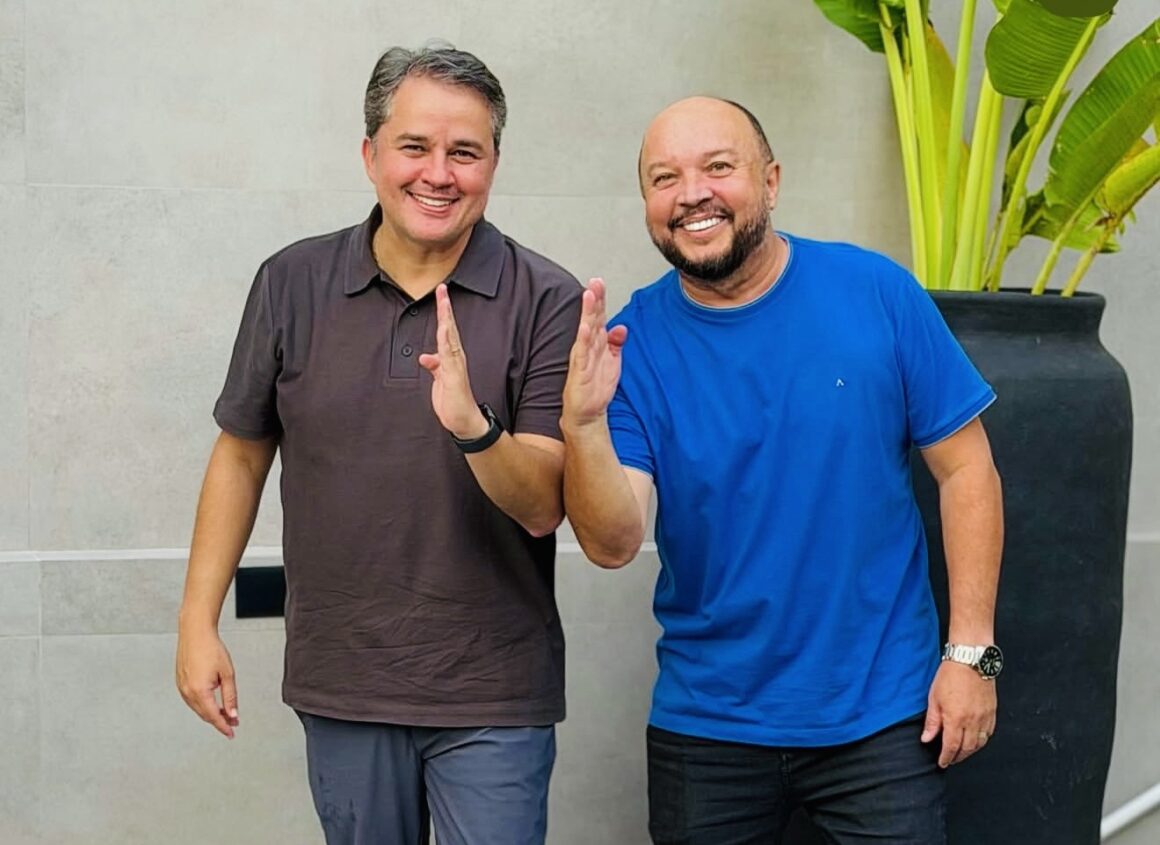 Efraim Filho recebe o apoio do presidente da Câmara de Campina