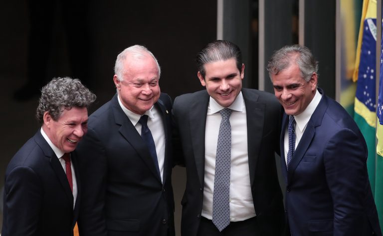 Com aprovação pela CCJ, avança discussão sobre fim da escala 6×1; Hugo promete agilidade