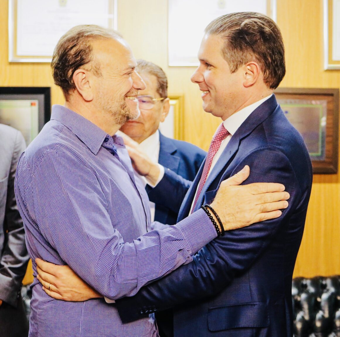 Se foto “falasse”, a do presidente do PT com Hugo Motta fala um bocado
