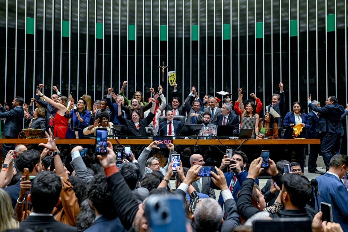 Sob o comando de Hugo e com a oposição contra, Câmara aprova o fim da escala 6×1