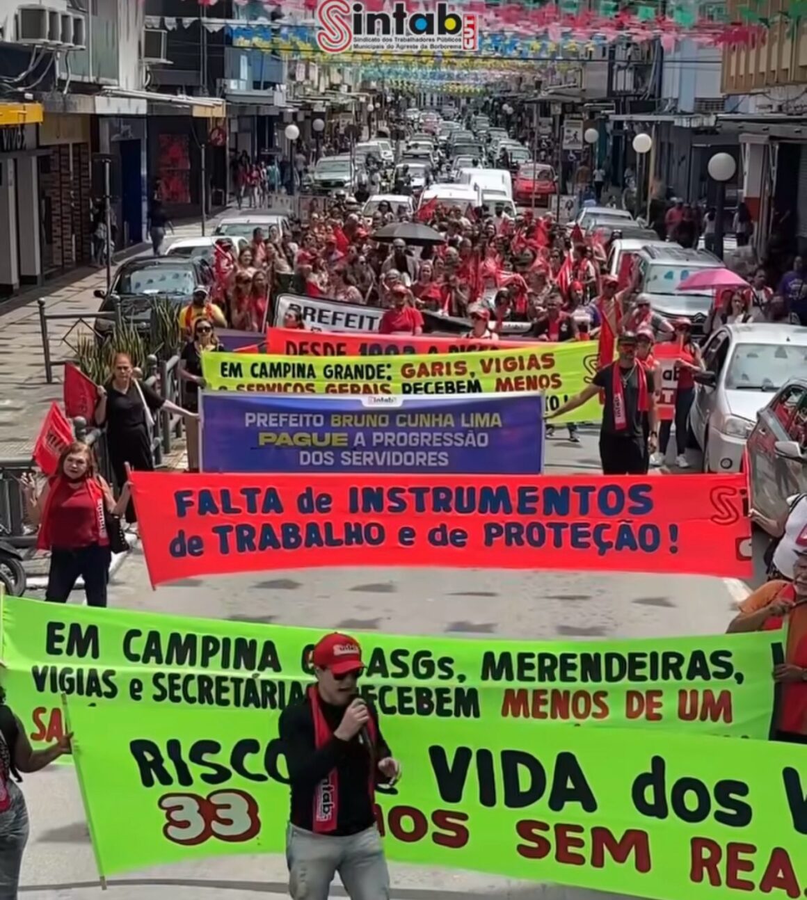 Em protesto pelas ruas de Campina, servidores cobram  reajuste salarial