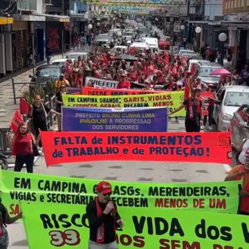 Em protesto pelas ruas de Campina, servidores cobram  reajuste salarial