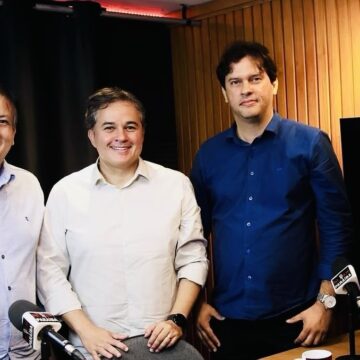 img_9545.jpg Efraim anuncia R$ 42 mi na conta da PMCG e Bruno antecipa salários de prestadores