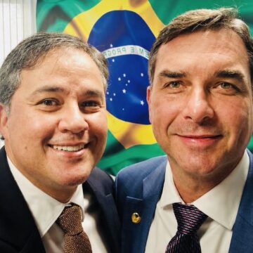 Efraim Filho lembra que é a favor da CPMI do Banco Master e evita defesa direta de Flávio
