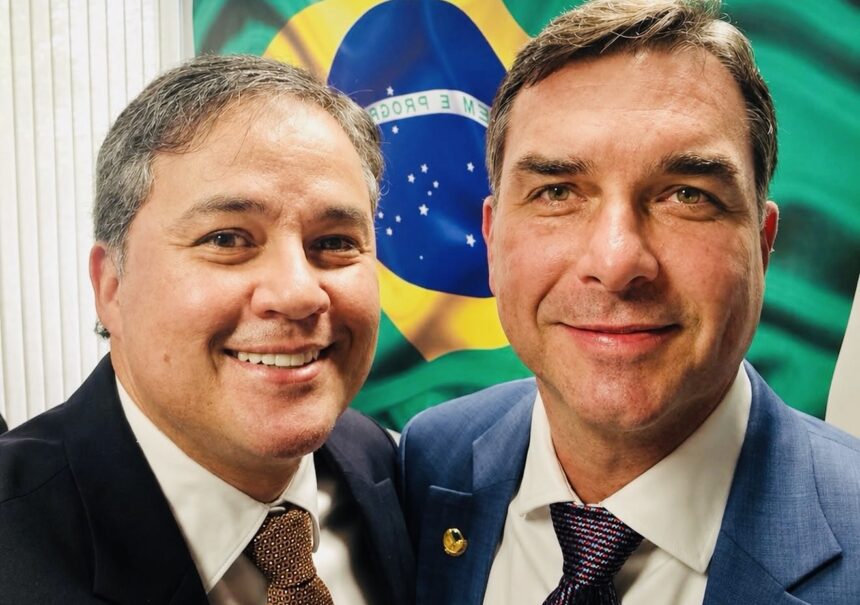 Efraim Filho lembra que é a favor da CPMI do Banco Master e evita defesa direta de Flávio
