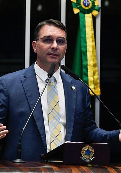 Áudio revela que Flávio Bolsonaro cobrou pagamento de Vorcaro para filme sobre o pai