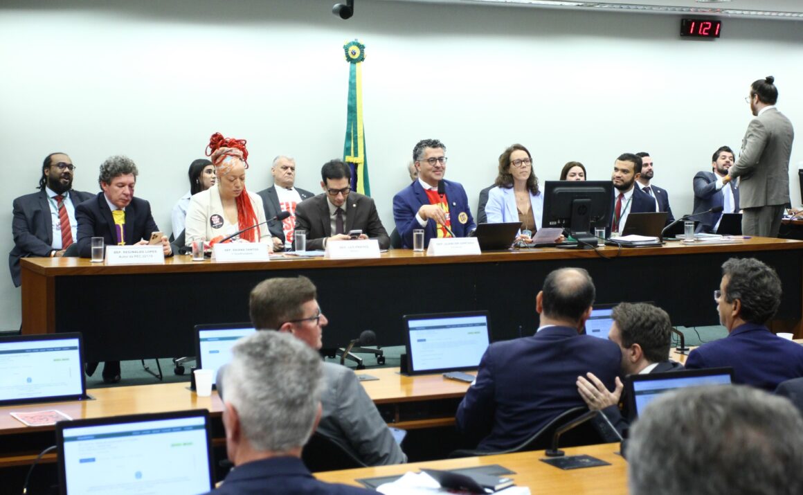 Fim da escala 6×1: comissão especial aprova texto-base de PEC