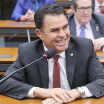 Santiago deve se licenciar em junho para Valdir Trindade assumir
