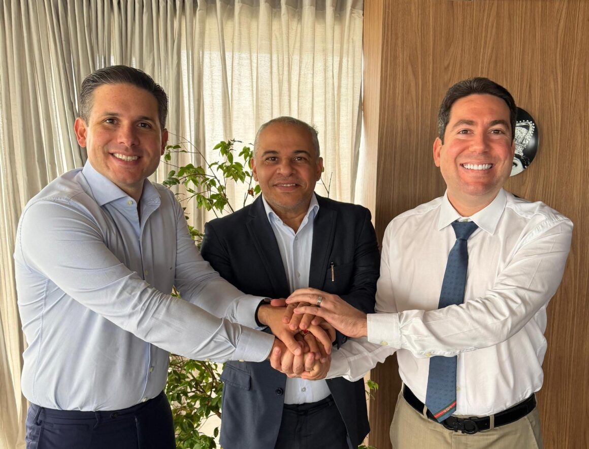 1363fdc4-891e-4c5d-9e29-8f2dab255415.jpg Prefeito de Cabedelo declara apoio aos deputados Hugo Motta e Felipe Leitão