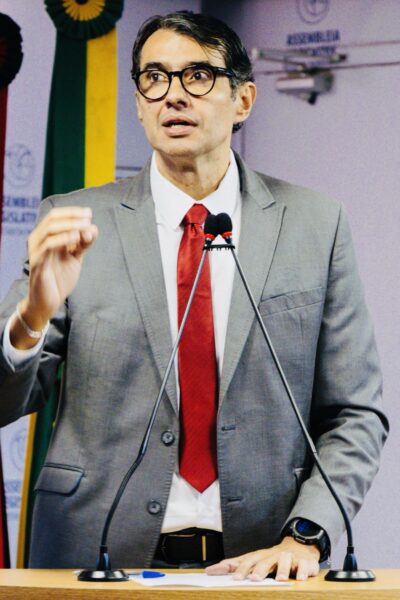 164109a5-eb15-42e8-8b7b-362527cc926b.jpg André Gadelha confirma que se mantém na disputa ao Senado e “card” oficializa