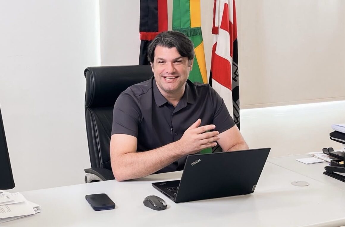 1c32b6da-63ff-414a-be03-239427de22d6 Leo Bezerra antecipa salários de junho; folha será paga na segunda-feira para todos os servidores