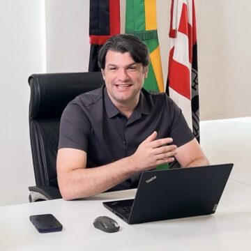 1c32b6da-63ff-414a-be03-239427de22d6 Leo Bezerra antecipa salários de junho; folha será paga na segunda-feira para todos os servidores
