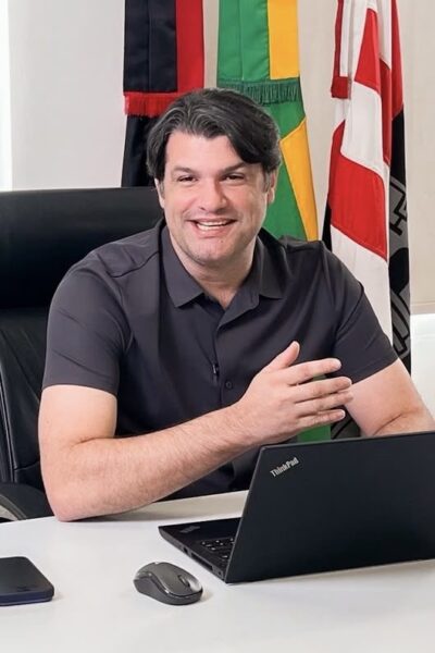 1c32b6da-63ff-414a-be03-239427de22d6 Leo Bezerra antecipa salários de junho; folha será paga na segunda-feira para todos os servidores